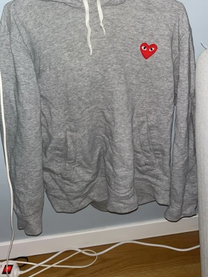 Comme des Garcons Hoodie - Säljer denna gråa hoodien från CDG i mycket bra skick. Har använts några gånger, men har växt ur den. Den är väl omhändetagen utan fläckar eller slitage. Vid frågor är det bara att höra av sig. //MVH LÉ