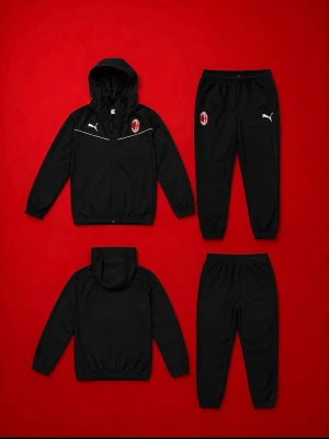 AC Milan svart träningsset från Puma - Snyggt svart träningsset från Puma med AC Milan-logga på både jacka och byxor. Setet består av en huvajacka med dragkedja och två fickor samt matchande byxor med resår i midja och benslut. Perfekt för fotbollsträning eller chill. Materialet är troligtvis polyester.