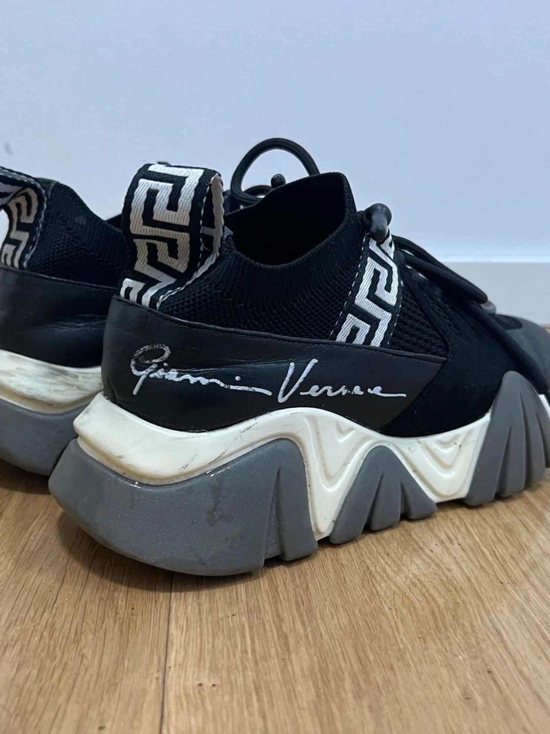 Svarta chunky sneakers från Givenchy - 3
