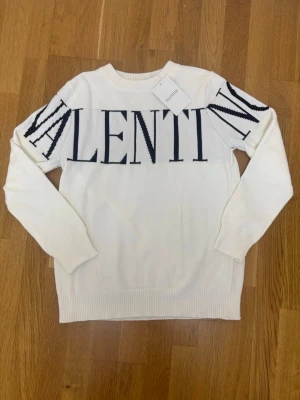 Valentino Sweatshirt Vit  - Vit valentino sweatshirt i nyskick perfekt till kalla sommardagar | Storlek M men passar S | Fraktar samma dag om köp sker innan 22.00