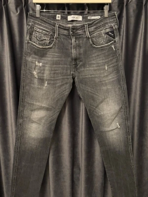 Replay anbass aged 05  - Replay anbass aged 05 - skick 8/10, bra skick! - storlek 32/34 - mycket fina jeans med feta slitningar och feta fades - hör av er vid frågor🙌