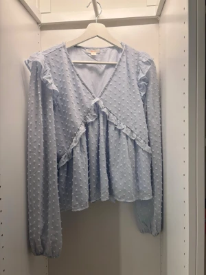 Gina tricot blå blus  - Säljer min blåa blus från Gina, den aldrig blivit använd har endast testat den, inga defekter eller något så helt ny skick, priset går att diskutera vid snabb affär