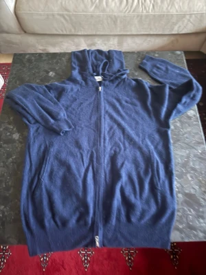 Navy blå st studios cashmere hoodie - Navy blå cashmere hoodie från st studios knappt aldrig använd, riktigt skönt material inga defekter är i nyskick. Storlek S