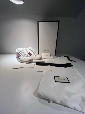 Gucci ace snake - Ett par väldigt snyga Gucci ace snacke i storlek 44,5. Allt OG( nya skosnören, påsar till skorna och lappar med information) dessa skor passar till allt och är perfekt nu till sommaren. Om det är något du undrar över så är det bara att fråga 🙋 