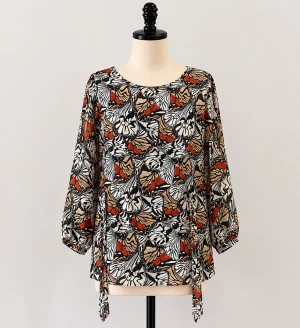 Mönstred blus i 100%silke från Filippa K - Säljer en snygg blus i 100% silke från Filippa K med svart, beige och orange . Blusen har rund halsringning, långa ärmar med resår vid ärmslut och knytband i i midjan.