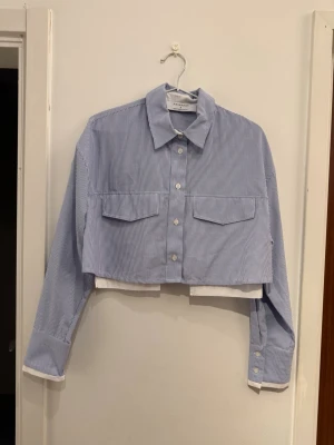 Blåvit croppad skjorta från Primark - Fin Primark croppad tröja, oanvänd! Storlek S   -Snabb leverans 🚚 (skickas samma dag) 