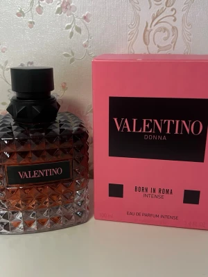 Valentino born in Roma intense 100ml - Säljer denna parfymen som rymmer 100ml, skulle nog uppskatta och säga att det är ca 94ml kvar. Parfymen är knappt använd och ligger bara hemma och samlar damm. Allt som syns på bilden kommer att skickas hem. Inget fel eller defekt med parfymen eller boxen 😁🌺