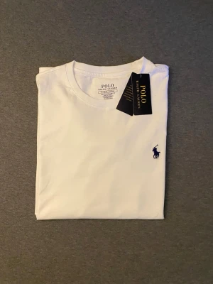 Vit t-shirt från Polo Ralph Lauren - Ralph Lauren polo T Shirt size M men passar S. skriv ifall intresserad kmr med påsen.