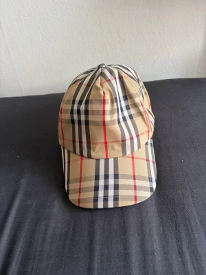 Äkta Lv mössa-burburry keps - Säljer min keps och min mössa för ett bra pris där man får rabbat om man köper båda.