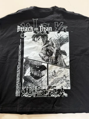 Svart Attack on Titan t-shirt YoungLA - Tröjan är helt slutsåld i alla storlekar!