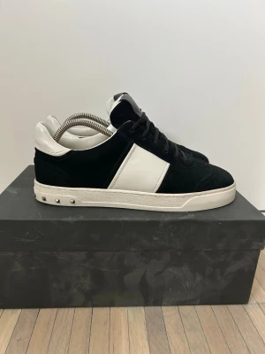 Svarta och vita sneakers från Valentino - Säljer dessa valentino flycrew, de är stil rena och passar bra för alla säsonger. De är i toppskick och endast 1 nit fattas, de har i princip bara används till och från pressbyrån där jag bor. Endast skorna ingår. Tveka inte att höra av er om ni vill ha fler bilder eller om ni har övriga frågar.  Kan ingå en liten kaffe från pressbyrån Odenplan vid snabb och trevlig affär. 