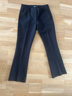 Kostymbyxor Bikbok 34 petite - Säljer dessa då de är för stora, köptes för 500kr.