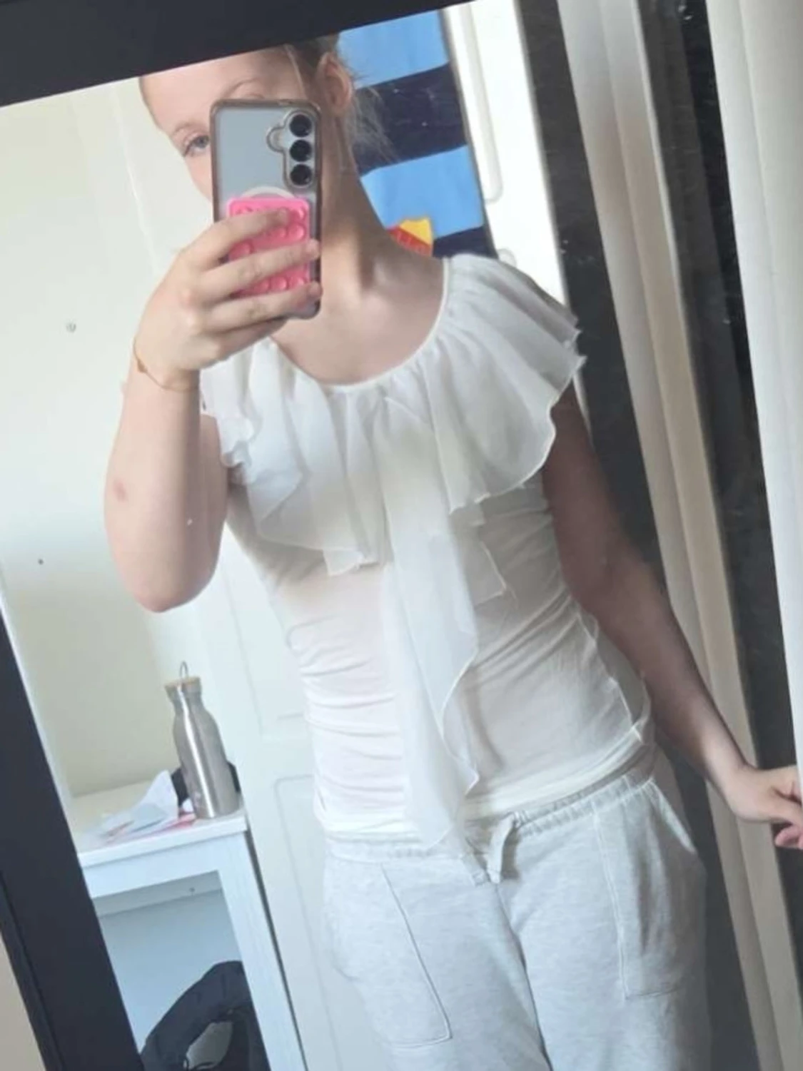 Vit blus med volangdetalj