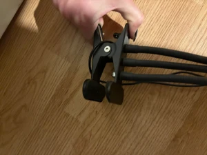Ringljus med klämfäste och USB - Flexibelt ringljus med två LED-ringar och klämfäste, perfekt för sminkning eller videos. Svart metall och plast, USB-anslutning och justerbara armar för enkel positionering. Passar bra som tillbehör till skönhetsrutinen.