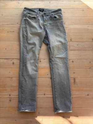 Slim fit gråa Jack & Jones jeans - Slim fit gråa Jack and Jones jeans i storlek  29/30 
