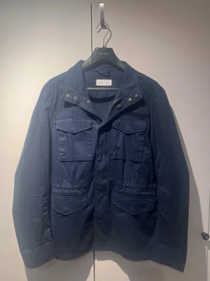 Fieldjacka Pier One - En väldigt fin Field-jacka ifrån märket Pier one! Den är i storlek M och i väldigt bra skick. Mycket skön att ha på sig och är rätt tunn vilket gör den helt perfekt för kyliga sommarkvällar och blåsiga dagar! Den har ett spännbart band runt midjan som kan spännas åt från insidan och ger den en fin passform!  Skriv om du vill ha mer bilder eller bilder på mig i plagget! Priset är ej hugget i sten och kan diskuteras!