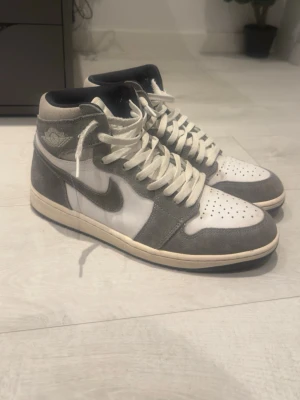 Nike Jordan 1 High Washed black - Snygga Nike Air Jordan 1 High sneakers i grått och vitt med klassisk siluett och ovandel i mocka. Dem ser helt nya ut, bara lite smuts som går bort enkelt med rätt rengöring. 