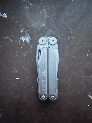 Leatherman Wave multiverktyg - Säljer ett Leatherman Wave multiverktyg i rostfritt stål. Verktyget har en kompakt och vikbar design med flera funktioner som passar för både vardagsfix och äventyr. Klassisk silverfärg och robust konstruktion.