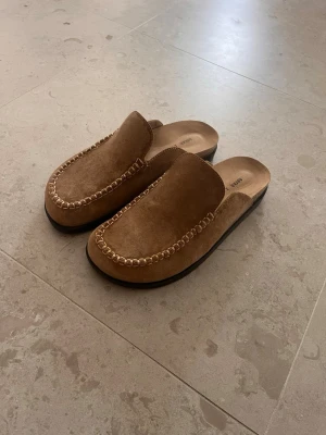 Loafers - Säljer ett par bruna loafers i st 44. De är aldrig använda då de inte passade och är ifrån Pull & Bear Orginalpris 399