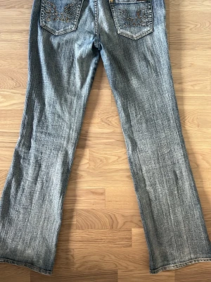 vintage jeans - Jeans köpta på second hand❤️ säljer då de är för stora för mig❤️ skriv om ni har frågor