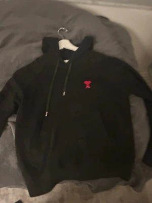 Svart hoodie från Ami Paris - Snygg svart hoodie från Ami Paris.