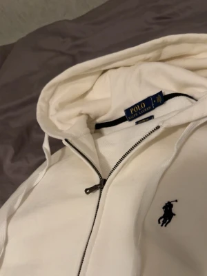  Polo Ralph Lauren kofta  - Snygg vit hoodie som är knappt använt, vuxen storlek M