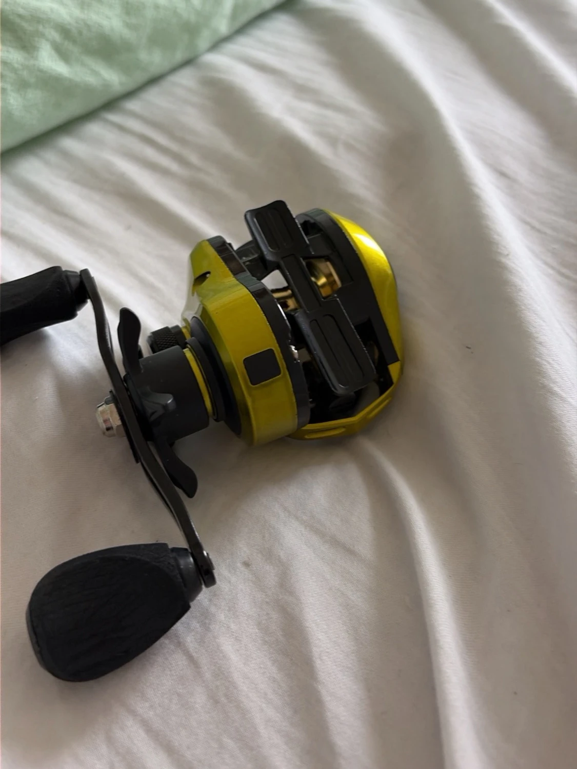 Gul baitcasting-rulle med svarta detaljer - 3