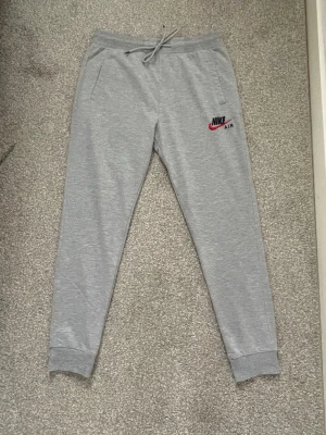 Gråa Nike byxor - Oanvända Nike byxor för 199kr