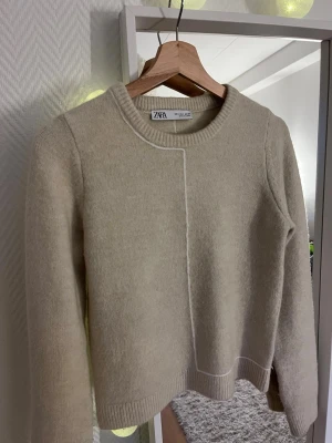 Beige stickad tröja från Zara - Säljer en beige stickad tröja från Zara! Jättefin och skön, den är storlek S men skulle mer säga att den är Xs❤️❤️