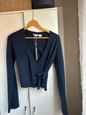 Mörkblå omlottkofta Gina Tricot - Jättefin tröja från Gina Tricot, jag har aldrig använt den.