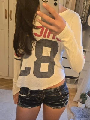 Mörkblåa jeansshorts - Säljer ett par mörkblå lågmidjade denimshorts med en "distressed" look. Vintage men ändå i väldigt bra kondition 💕 storlek xs-s