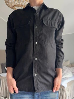 Pull & Bear overshirt - En riktigt snygg svart overshirt från Pull & Bear | Storleken är M | Tveka inte på att höra av dig vid eventuella frågor och funderingar! | 