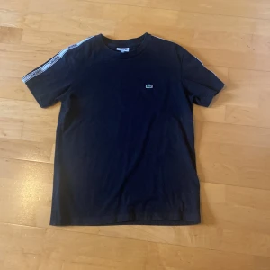 Lacoste T-shirt - Bra skick, passar folk cirka 164
