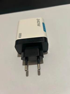 240W GaN USB-laddare med flera portar - Vit och svart USB-laddare med GaN-teknik och 240W effekt. Utrustad med tre USB-C portar och två USB-A portar för snabb laddning av flera enheter samtidigt. Perfekt för mobiltelefoner och tillbehör.Om du köper fler saker från mig så kan jag göra sammafrakt .