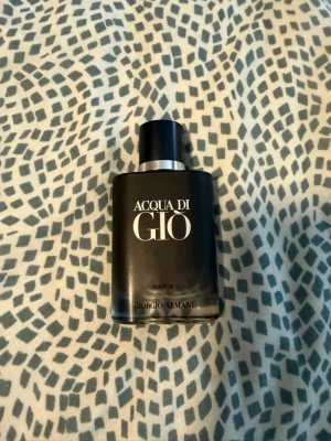 Acqua di Giò Parfum Giorgio Armani - Acqua di Giò Parfum från Giorgio Armani i en stilren, matt svart glasflaska med silverdetaljer och svart kork. Flaskan har en modern, maskulin design och rymmer en exklusiv doft som passar dig som gillar eleganta och fräscha parfymer.