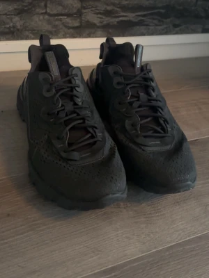Nike react - Säljer ett par Nike react storlek 46. Skorna har använts ett fåtal gånger och dom köptes för 5 månader sen