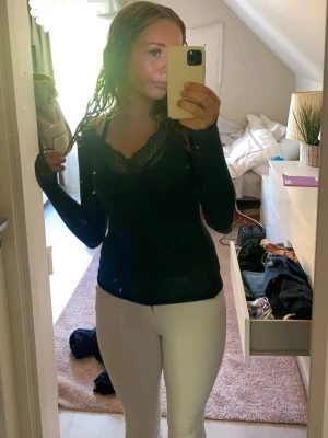 Mörk grön intimissimi tröja m spets🤍 - Snygg mörk grön långärmad topp med v-ringning och spetsdetaljer vid halsen. Figurnära passform som passar perfekt till både jeans och kjol. Enkel men elegant design som ger en stilren look. Storlek S, få gånger använd , ingen skada eller fläck🤍