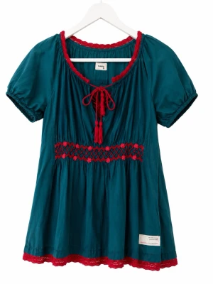 Turkos Odd Molly blus med broderi - Supersöt turkos blus från Odd Molly med röda virkade detaljer och broderad fjäril på ryggen. Blusen har korta ärmar, knytband med tofsar vid halsen och dekorativ spetskant. Perfekt för en bohemisk look.