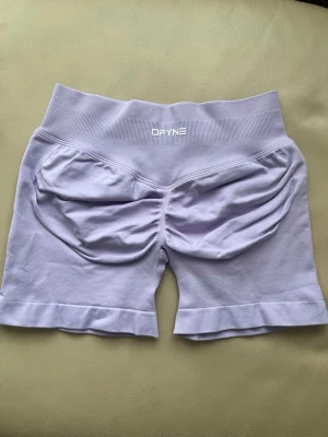 DFYNE lilac impact shorts - Säljer ett par impact shorts från DFYNE i färgen lilac perfekt för gym outfits 😊| storlek S | skick 10/10 har använts fåtal gånger! | påsen finns kvar och följer med på köp! | pris går att diskutera vid snabbaffär / bundle köp! 🤗