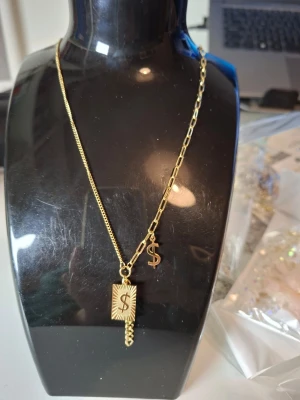 Guldigt halsband med dollarberlock - Överge samlingen, utförsäljning till låga priser