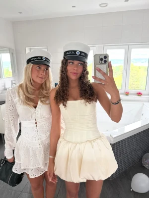 Studentklänning  - En perfekt klänning till studenten, med knyte i ryggen. I bra sick och använd en gång. I storlek xs. Det tillkommer även ett par shorts. Köpt ifrån oh polly!