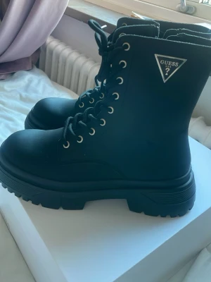 Svarta kängor från Guess - Ny säljer på grund av dem är lite stora. Köpt för 1400 kr. 