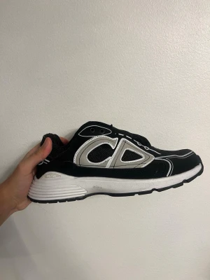 B30 - Skriv ifall frågor. Får med både svarta och vita snören