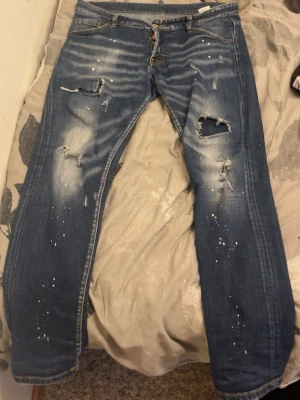 Dsquared2 jeans i storlek 50 - Dsquared2 jeans mörkblåa med färg stänk 