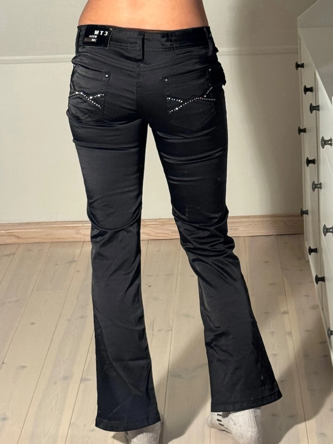 Lågmidjade utsvänga jeans i satin - 3