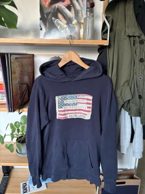 Ralph Lauren Denim & Supply Hoodie - Riktigt fin hoodie i Denim & Supply!! Sitter fint och är fin kvalité🥰 Storleken är S vilket jag skulle säga stämmer men lite mer åt M hållet kanske! Längd: 67cm (axel till botten) Bredd: 41cm (axel till axel) OBS MÅTT KAN VARA +/-1cm