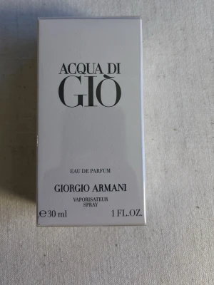 Acqua di Giò Eau de Parfum 30 ml - Acqua di Giò Eau de Parfum från Giorgio Armani i en elegant vit rektangulär förpackning. Flaskan innehåller 30 ml och är en klassisk doft med fräscha och marina toner. (Helt ny) inte använd en ända gång.