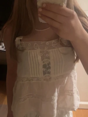 Vit linnetopp - Supersöt vit linnetopp med spets mönster🤍