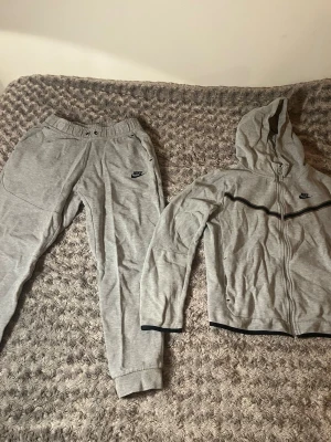 Nike tech - Nike tech grå storlek XL (158-170) barnstorlek, det går att köpa en tröjan 300kr byxan 300kr skiv  innan om man vill köpa en