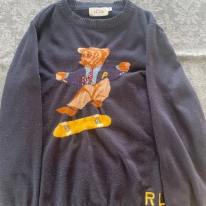 Palace x Ralph Lauren sweatshirt - Mörkblå Palace collab med Ralph Lauren. Storlek M passar M/S. Rep